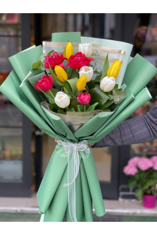 Yeşil Ambalajlı Karışık Renk Lale Buketi