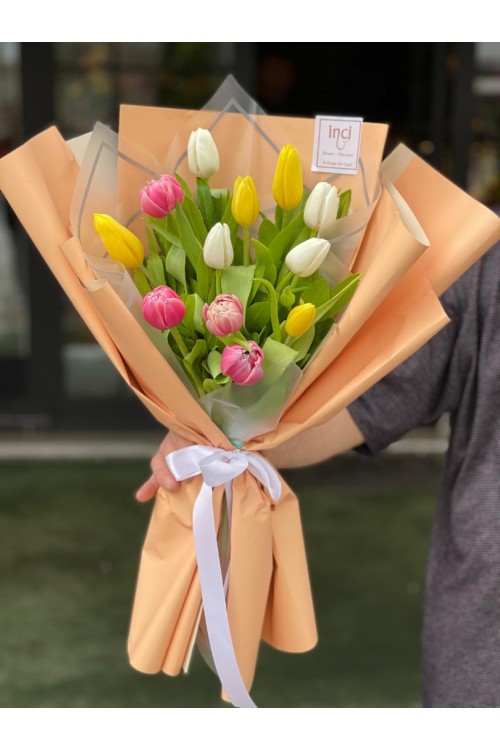 Turuncu Ambalajlı Karışık Lale Buketi