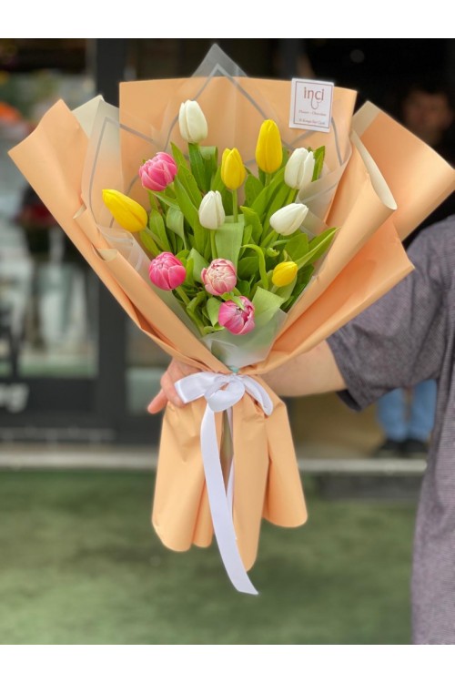 Açık Turuncu Ambalajlı Karışık Lale Buketi