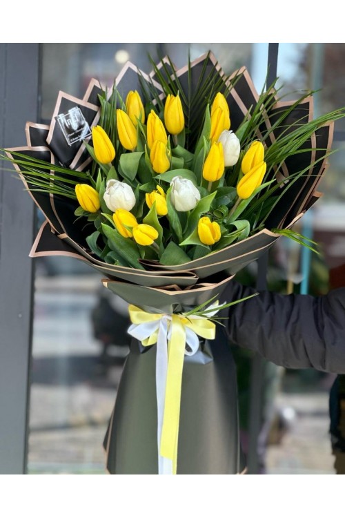 Siyah Vazoda Sarı Lale Aranjmanı