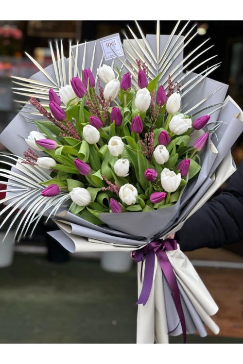 Gri Ambalajlı Beyaz ve Mor Lale Buketi