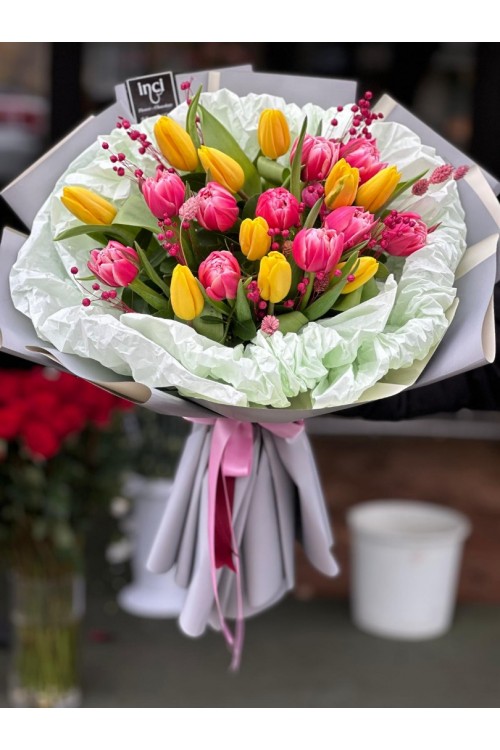 Beyaz Ambalajlı Karışık Lale Buketi