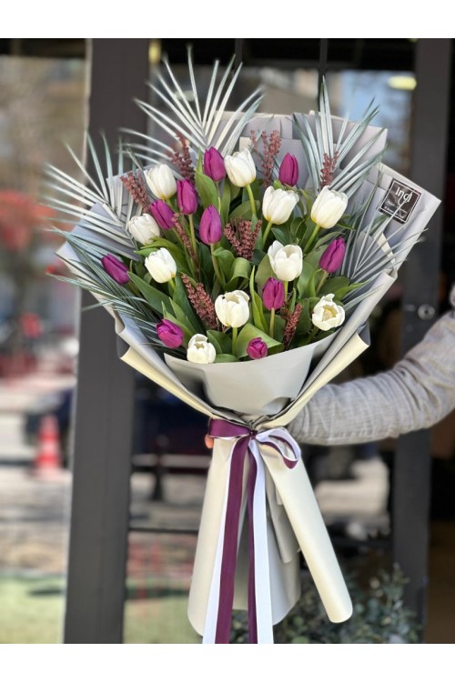 Beyaz Ambalajlı Mor ve Beyaz Lale Buketi