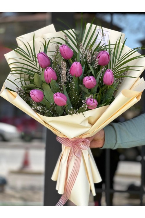 Krem Ambalajlı Mor Lale Buketi