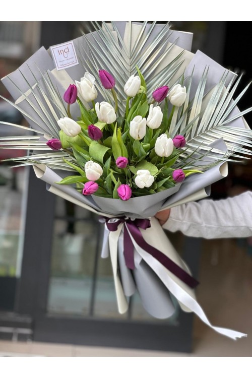 Beyaz Ambalajlı Mor ve Beyaz Lale Buketi