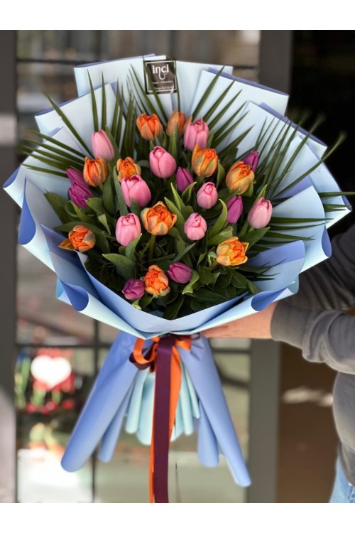 Mavi Ambalajlı Turuncu ve Pembe Lale Buketi