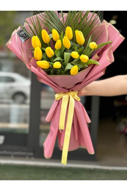 Pembe Ambalajlı Sarı Lale Buketi
