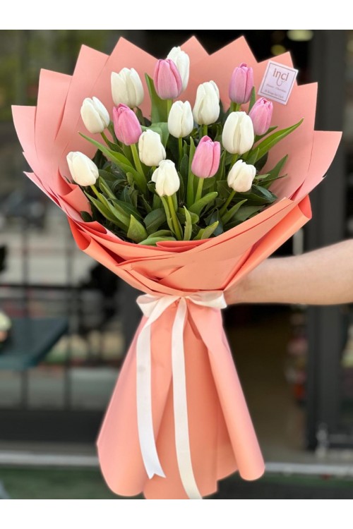 Somon Ambalajlı Beyaz ve Pembe Lale Buketi