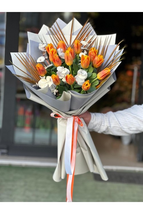 Beyaz Ambalajlı Turuncu Lale Buketi