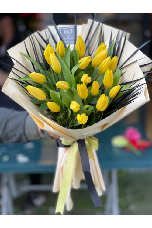 Beyaz Ambalajlı Sarı Lale Buketi