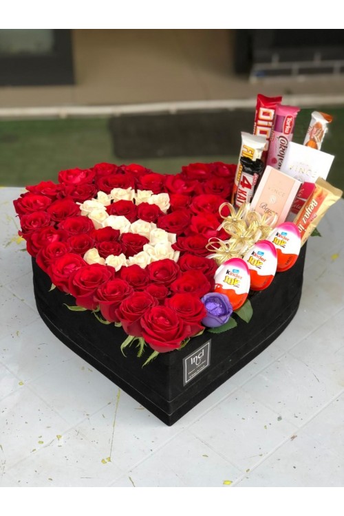 Kalp Şeklinde Kırmızı Gül ve Çikolata Kutusu