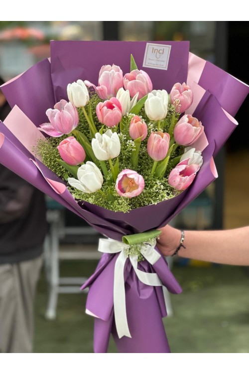 Mor Ambalajlı Beyaz ve Pembe Lale Buketi