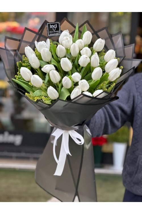 Siyah Ambalajlı Beyaz Lale Buketi