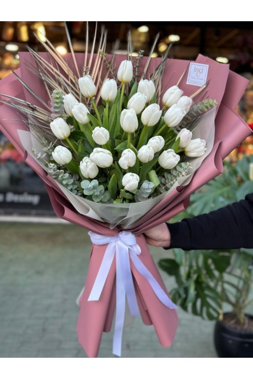 Pembe Ambalajlı Beyaz Lale Buketi