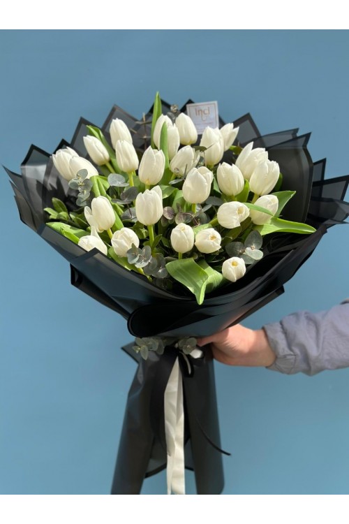 Siyah Ambalajlı Beyaz Lale Buketi