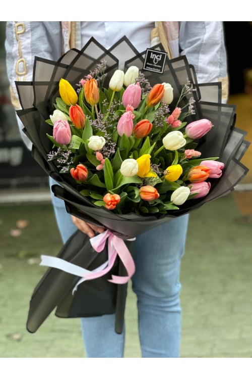 Siyah Ambalajlı Karışık Lale Buketi