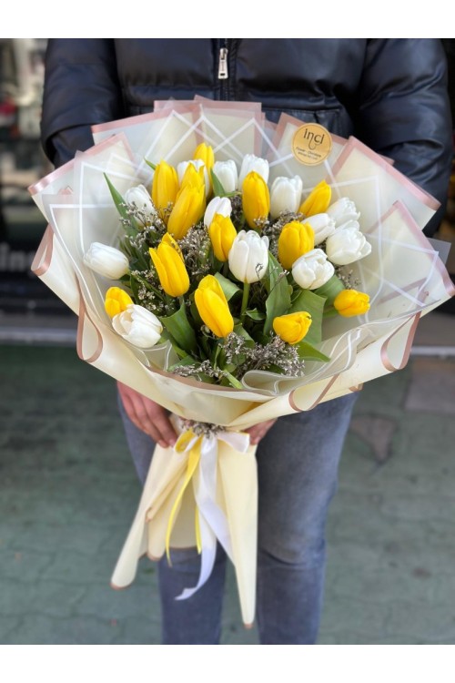 Beyaz Ambalajlı Sarı ve Beyaz Lale Buketi
