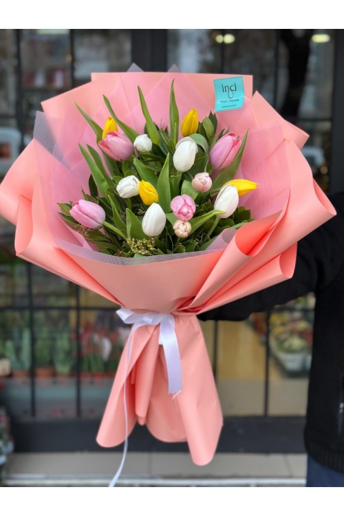 Pembe Ambalajlı Karışık Lale Buketi
