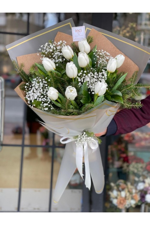 Cipsofilya Detaylı Beyaz Lale Buketi