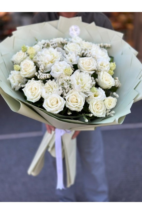 Beyaz Gül ve Cipsofilya Tasarımlı Zarif Buket