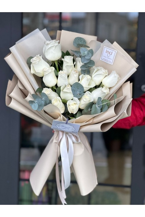 Saf Beyaz Gül ve Okaliptus Buketi