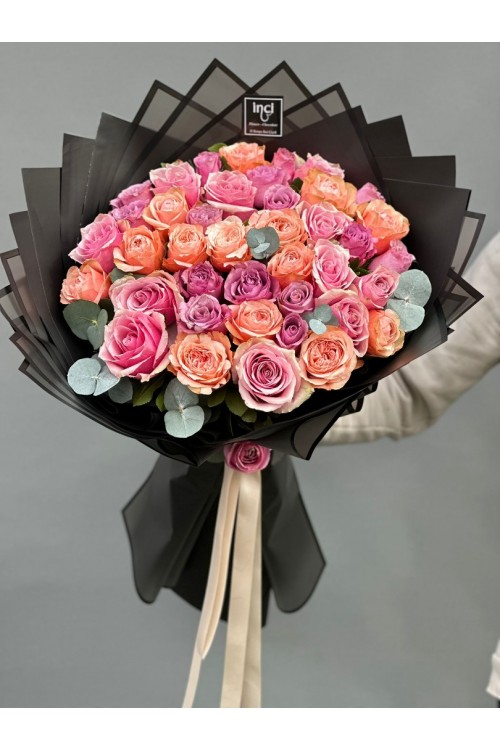 Pembe ve Şeftali Tonlu Gül Buketi (Okaliptus Detaylı)