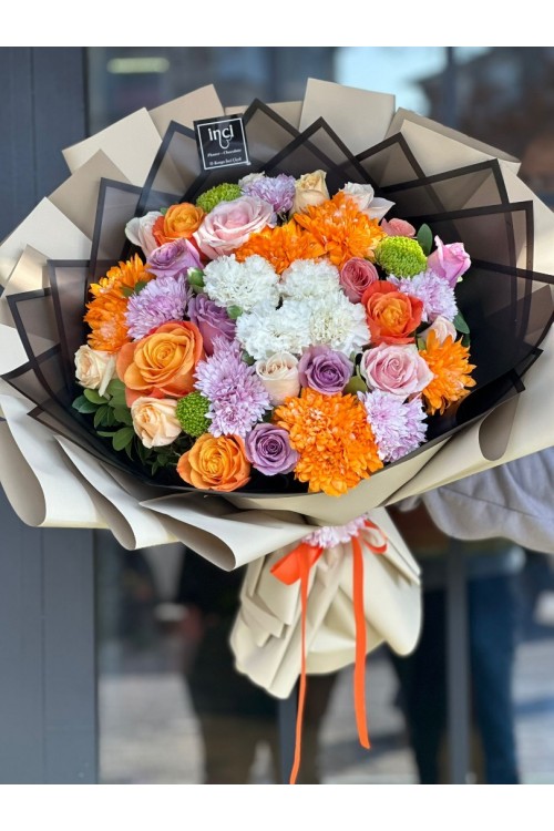 Turuncu ve Beyaz Mevsim Çiçekleri Karma Buketi
