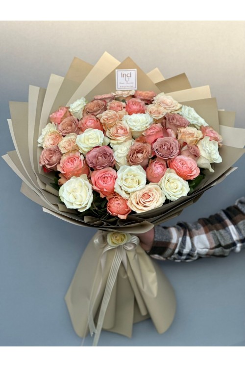 Pastel Tonlu Karışık Gül ve Çardak Gül Aranjmanı