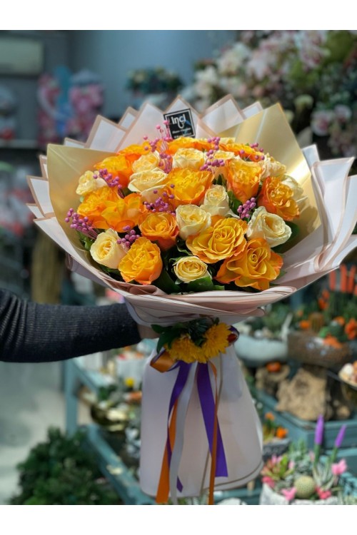 Turuncu ve Krem Gül Buketi (Pembe Hiperikum Detaylı)