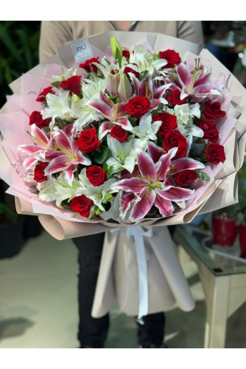 Kırmızı Gül ve Beyaz Lilyum Buketi