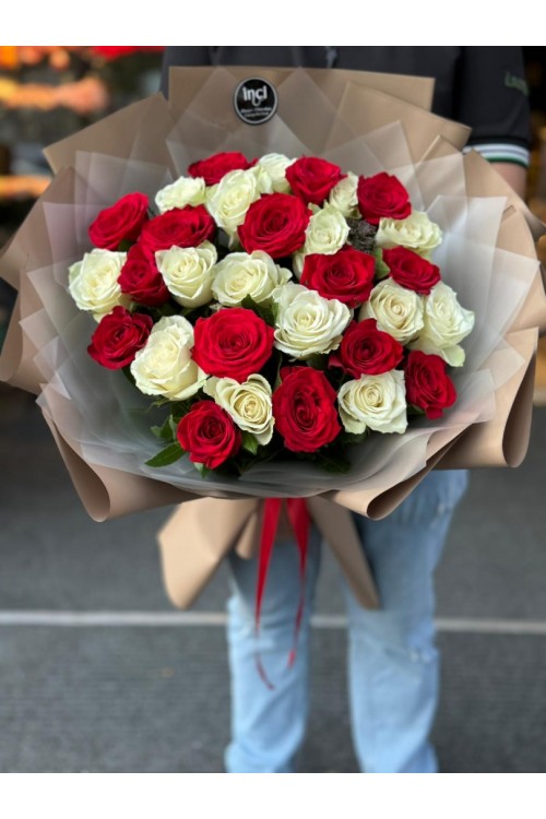 Kırmızı ve Beyaz Gül Buketi 