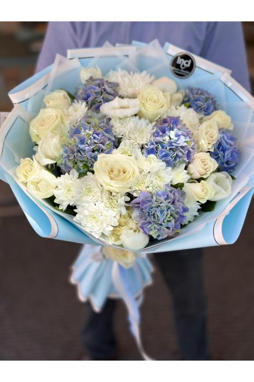 Mavi Ortanca ve Beyaz Gül Kombinasyonlu Şık Buket