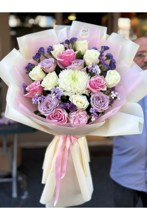 Mor ve Pembe Gül ile Beyaz Krizantem Tasarımlı Buket