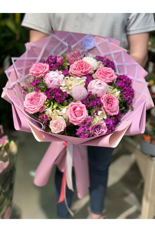 Pembe Gül ve Yoğun Mor Mevsim Çiçekleri Buketi