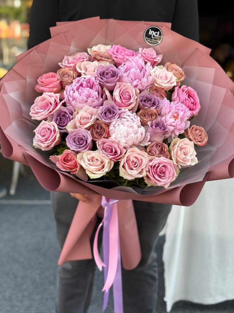 Pembe Tonlarda Gül Buketi