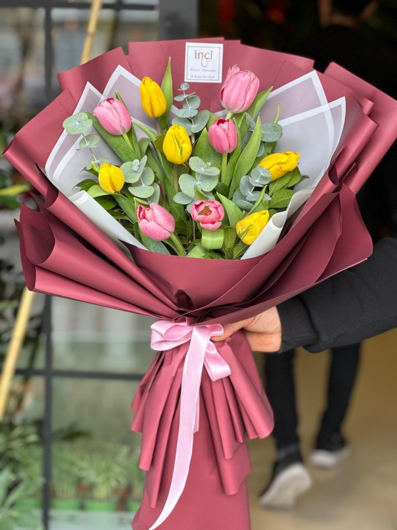 Pembe Ambalajlı Karışık Lale Buketi