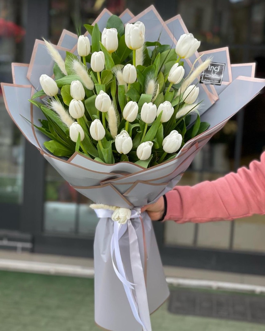 Açık Ton Ambalajlı Beyaz Lale Buketi