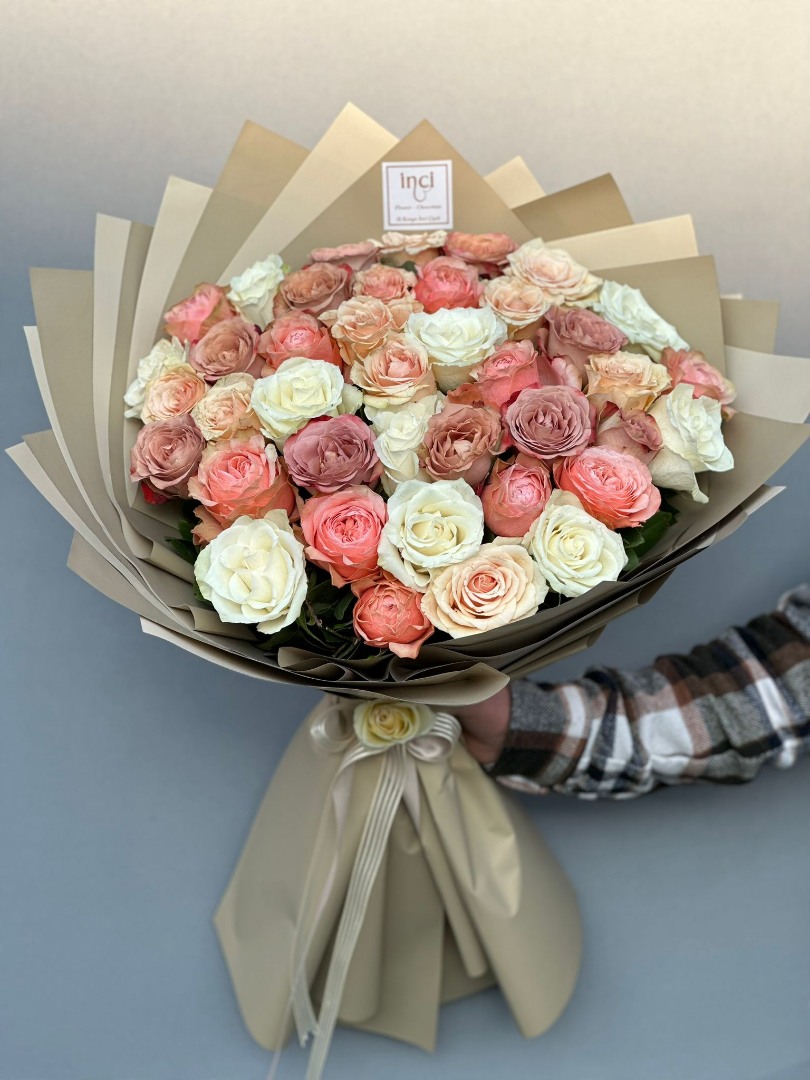 Pastel Tonlu Karışık Gül ve Çardak Gül Aranjmanı