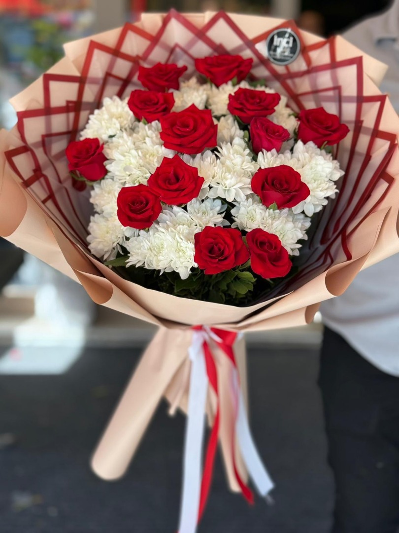 Kırmızı Gül ve Beyaz Krizantem Aranjmanlı Şık Buket