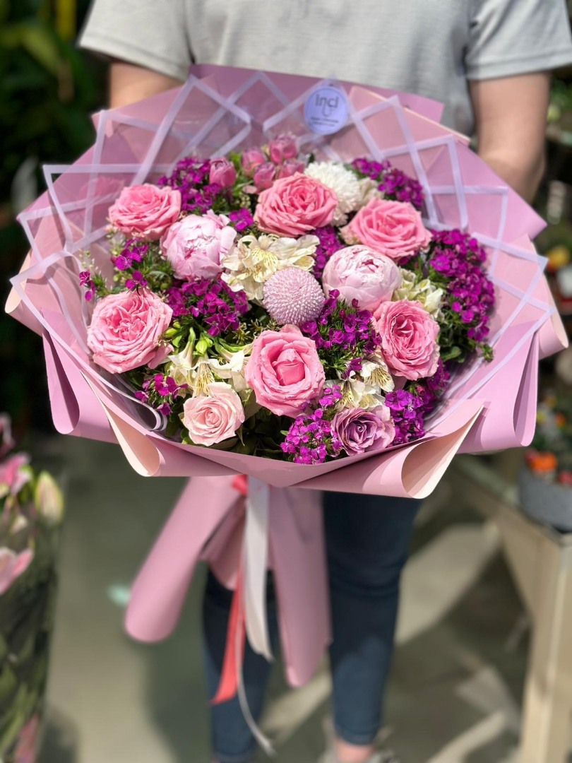 Pembe Gül ve Yoğun Mor Mevsim Çiçekleri Buketi